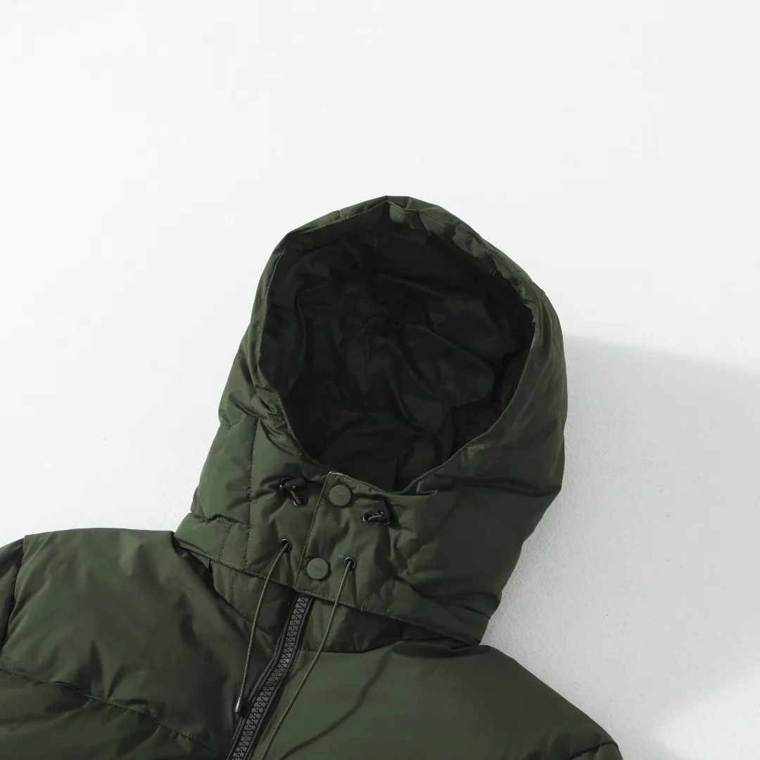 P660 #R54 Ralph Lauren/Ralph Lauren hooded down jacket (top quality, feel free to compare), using imported Barudan embroidery machine, carefully crafted with thousands of needles electric embroidery technology. Imported No. 7 needles and special embroidery thread ensure that every letter of the polo logo is full, three-dimensional and clear, creating the "most expensive embroidery logo" that can be called a work of art. Top-notch velvet core, luxurious warmth. Filled with national standard 80% high-quality white duck down, bringing excellent thermal insulation performance. At the same time, it is lightweight and can quickly regain its fluffiness after compression, bringing you a warm embrace without burden and resisting the harsh winter. Technical fabrics, no fear of wind and snow •Long-lasting fluffy and shape-retaining: High-quality filling ensures that the down jacket is not easy to stiffen and keeps you warm for a long time. •Strict anti-velvet technology: Using 400T gall fabric with pinhole retraction technology, it fundamentally eliminates the phenomenon of velvet leakage and makes wearing more secure. •All-round protective experience: Windproof and waterproof matte fabric, combined with an adjustable hem with a built-in drawstring buckle, can effectively lock in temperature and cold, and cope with changeable weather. Perfect details, creating a classic •Original electroplated YK zipper, smooth and durable, with brand texture highlighted in every detail. •Detachable hood design, one garment can be worn multiple times to meet different occasions and outfit needs. •Original hangtag and washed label, quality guaranteed. Five colors come together for couples to enjoy together: black is cool, beige is gentle, navy is calm, khaki is retro, and green is fresh. Available in five colors, the same style for men and women, it can be worn perfectly as a couple's outfit or a personalized item, becoming an indispensable fashion equipment on the streets in winter. Color: black, khaki, navy blue, army green, beige Size: S M L 66 67